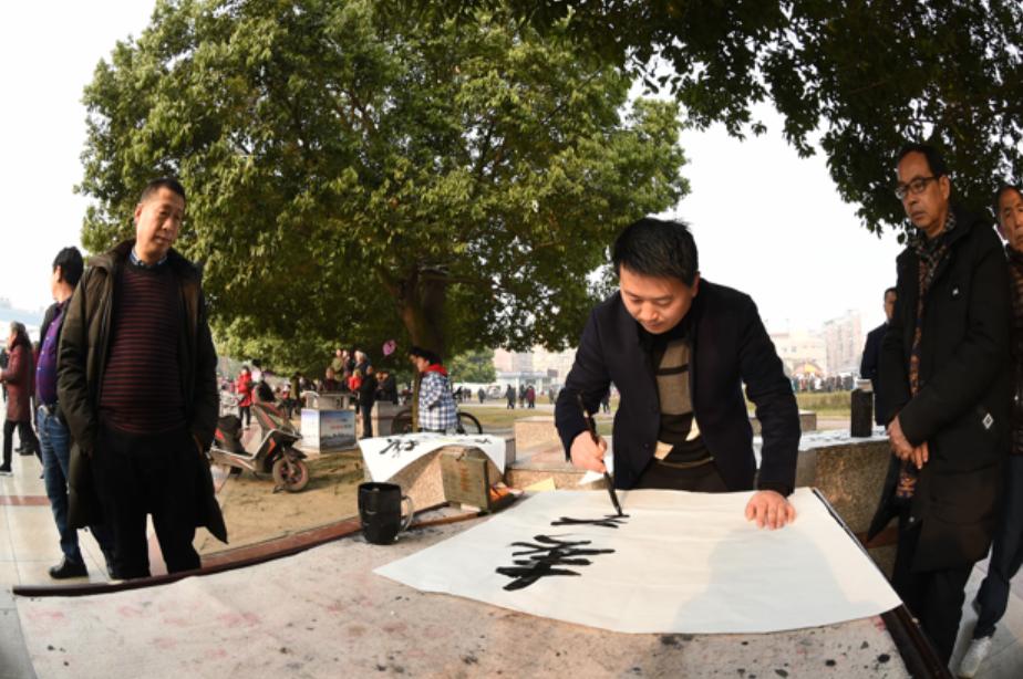 广元市老城小西街嘉陵广场,看看广场有多热闹