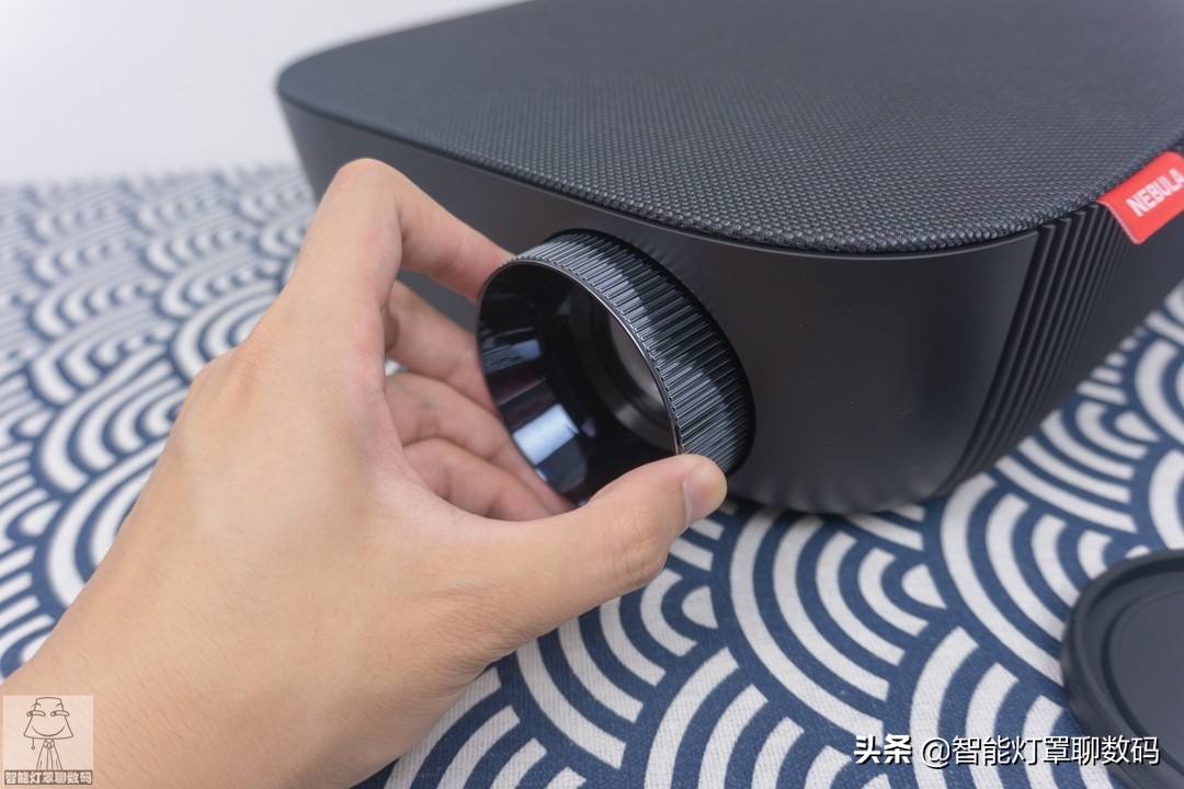 深圳小伙的快乐出租屋（上）：千元1080P投影+头戴蓝牙耳机