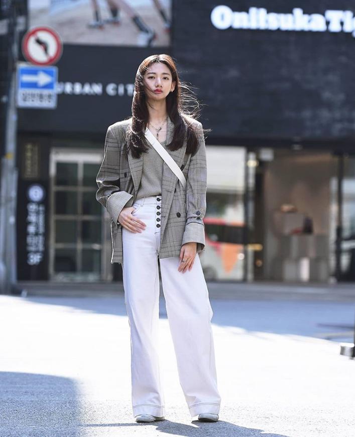 韩国女生ins西装搭配,看韩国美女街拍示范西装搭配