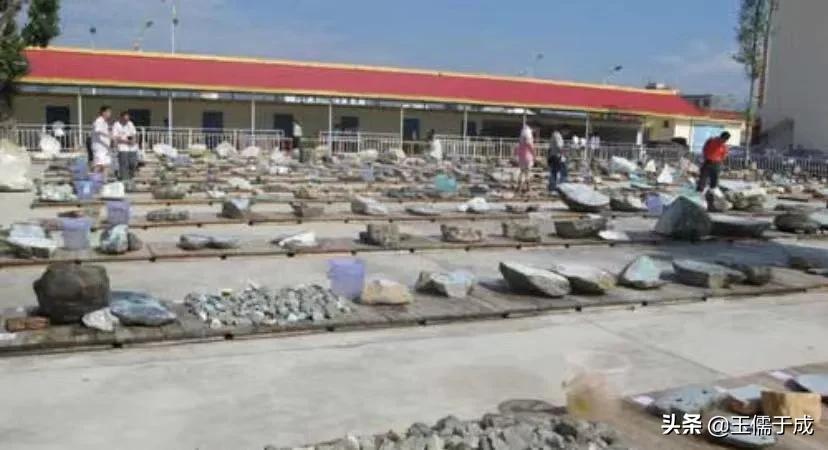 云南瑞丽市孔雀舞,云南瑞丽翡翠市场位置全攻略