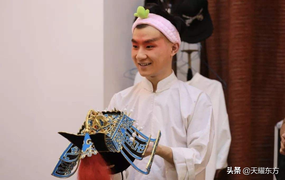 几个说相声挣钱吃饭的“俗人”，却深爱着阳春白雪的京剧艺术