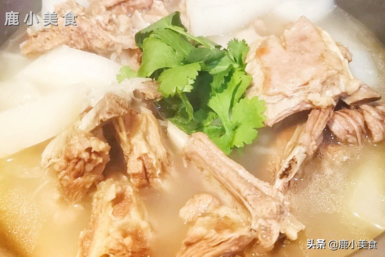 羊肉一煮就碎了是怎么回事,羊肉怎么炖才不发黑