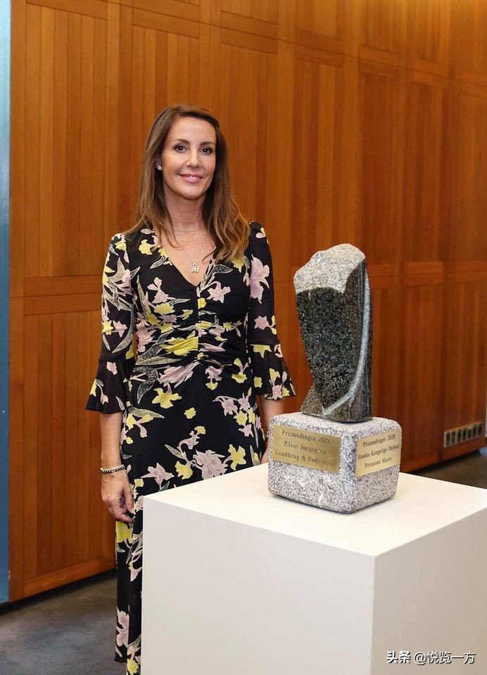 丹麦玛丽王妃穿搭图,丹麦玛格丽特女王穿搭