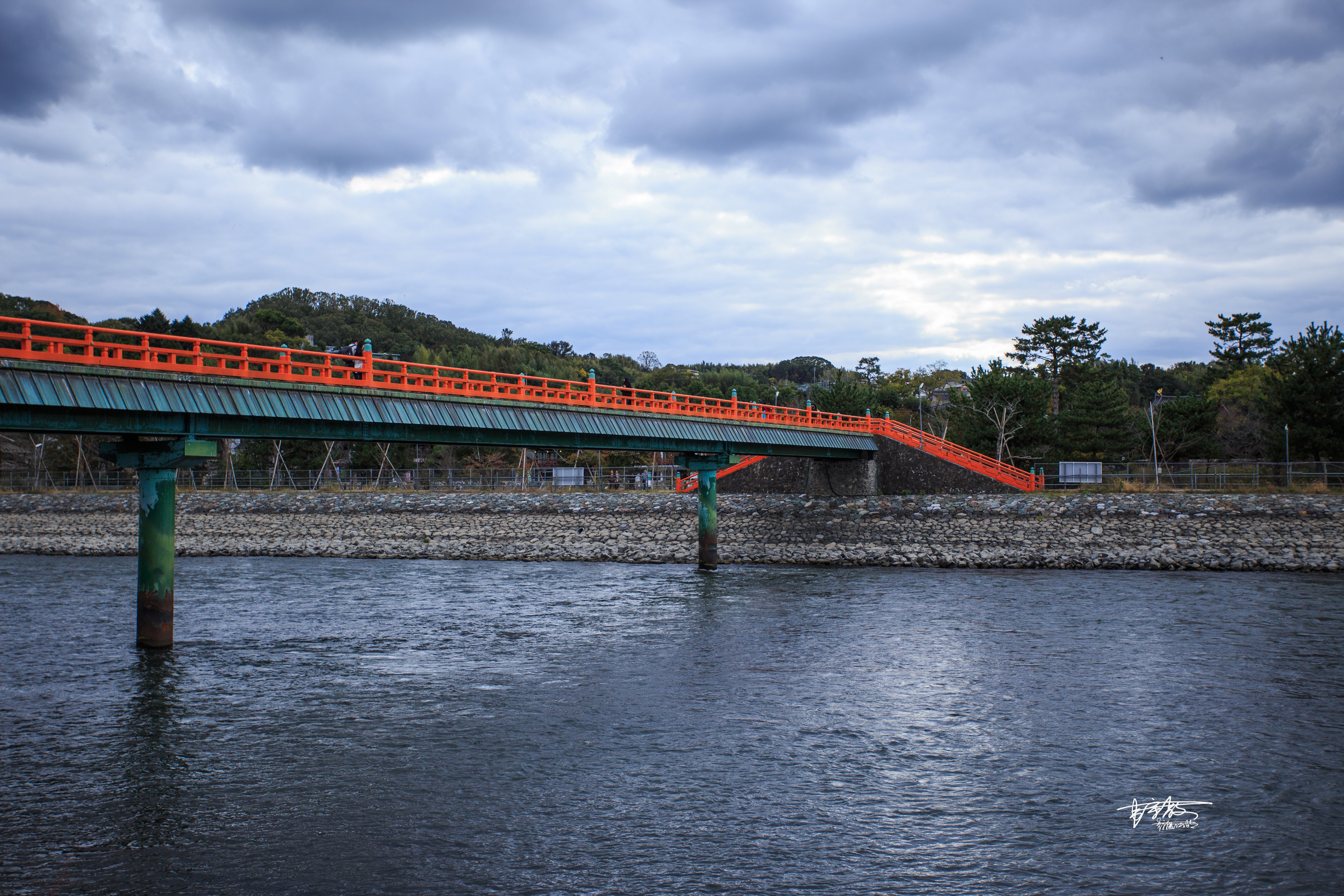《万叶集》里的荒芜旧宫，千寻与无脸男走过的桥