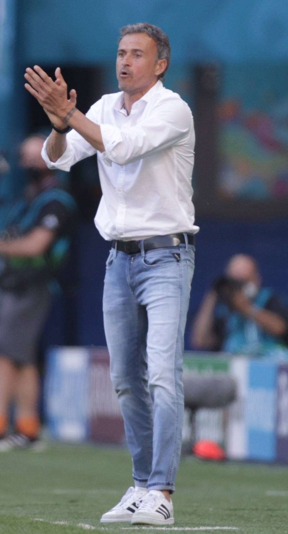 大饱眼福!欧洲杯名帅衣品赏析:索思盖特弃马甲曼奇尼秀阿玛尼