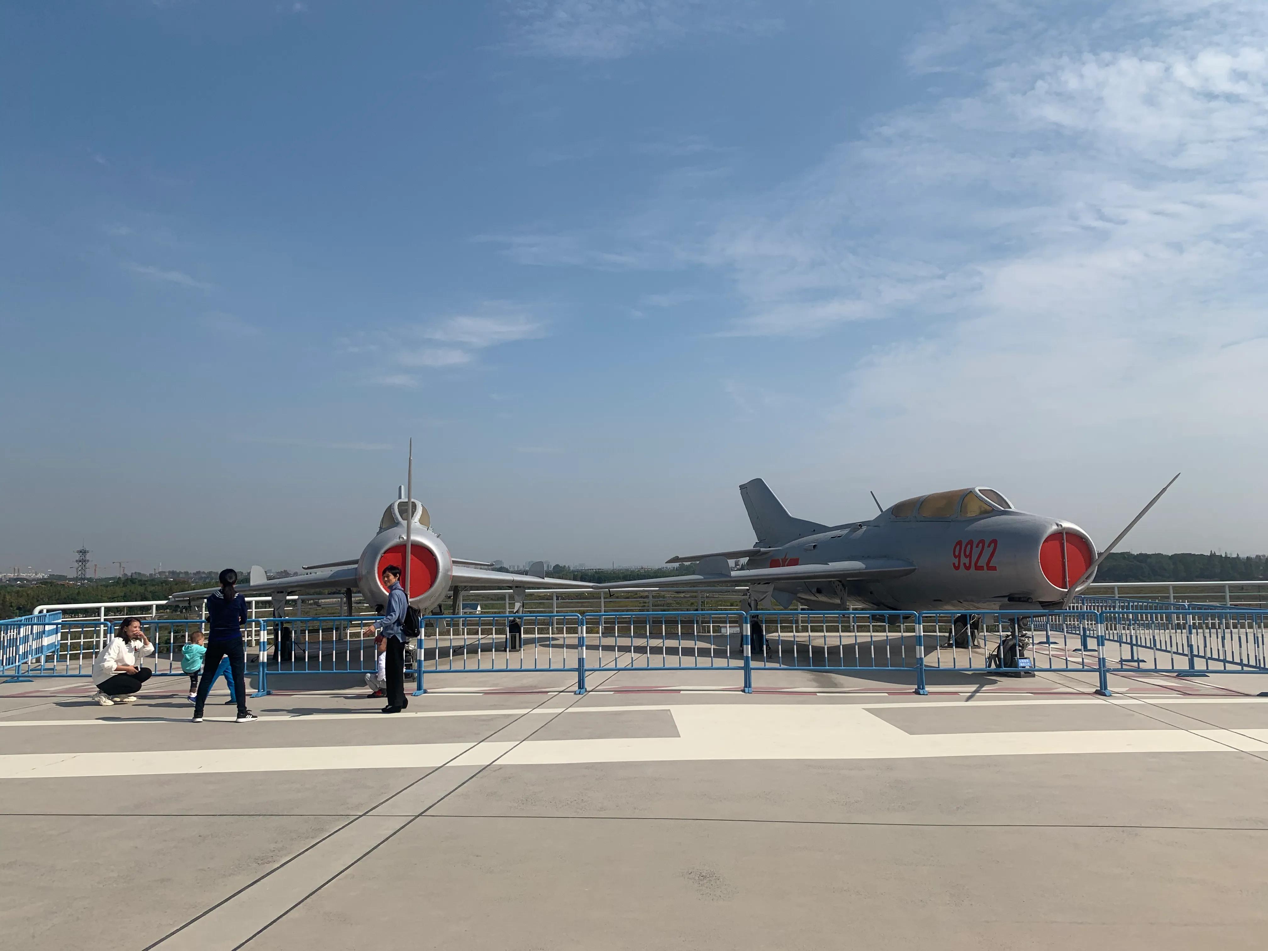 军事迷参观坦克,东方绿舟军事