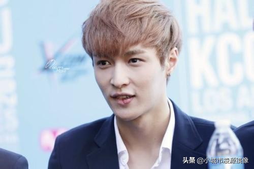 边伯贤和粉丝偶遇,偶遇边伯贤吴世勋逛街