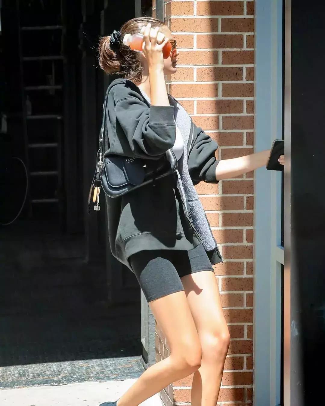 奶奶都嫌丑的包被Jennie背过后，有半个地球的时尚博主疯狂求同款