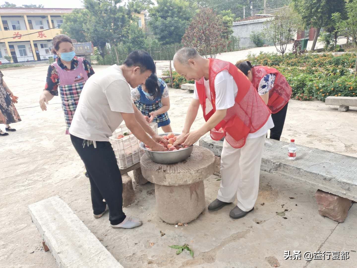 鲜桃送老人大禹公益联盟联合果乐坊看望禹州三个敬老院老人