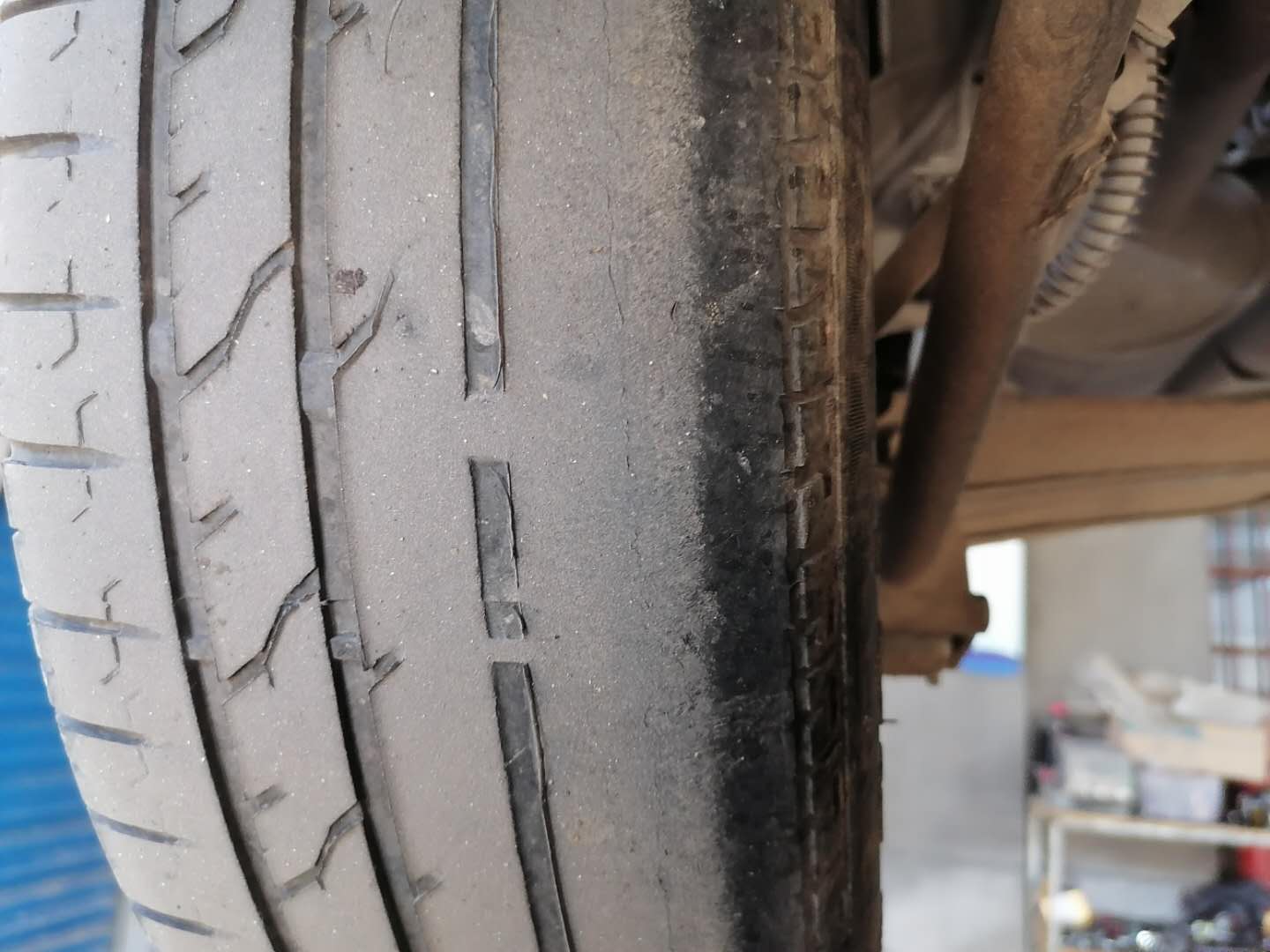 发动机漏油损伤皮带,发动机皮带断裂堵塞油底壳