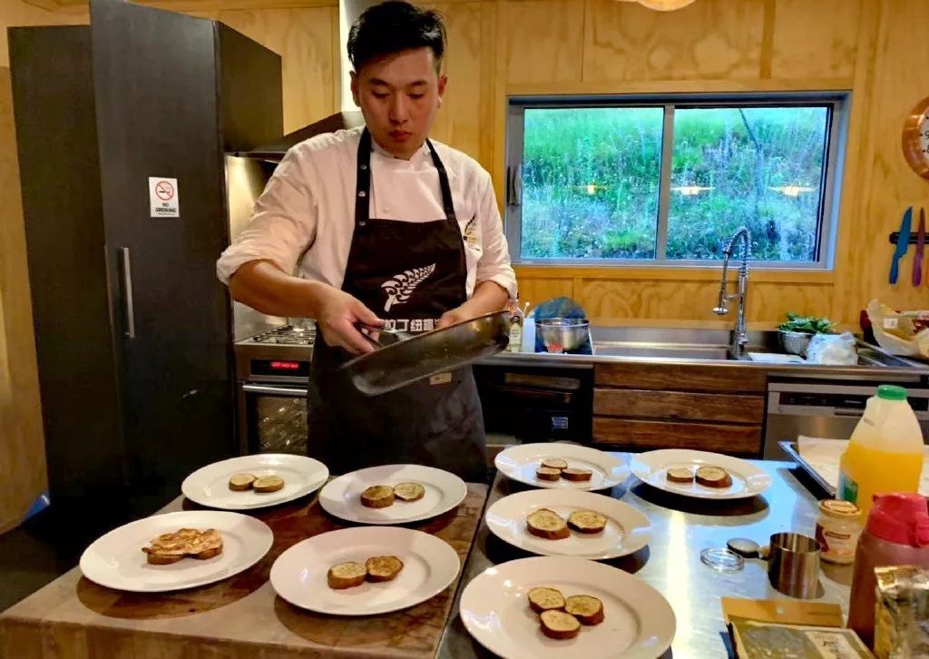 中国小伙去新西兰却横扫对手获得冠军，每份食材在手上都是艺术品