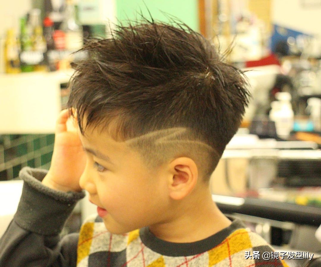 经典阳光帅气小男孩发型,最帅气的男宝宝的发型图案