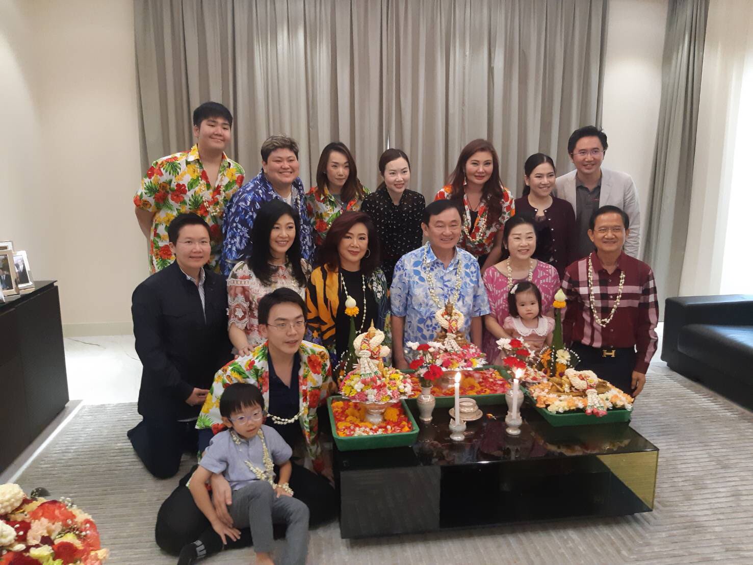 53岁泰国前总理英拉好年轻啊！穿爱马仕拖鞋逛超市，一身都是名牌