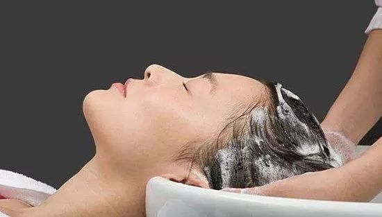 上夜班的人早上洗头还是晚上洗头,春天里是早上洗头还是晚上洗头