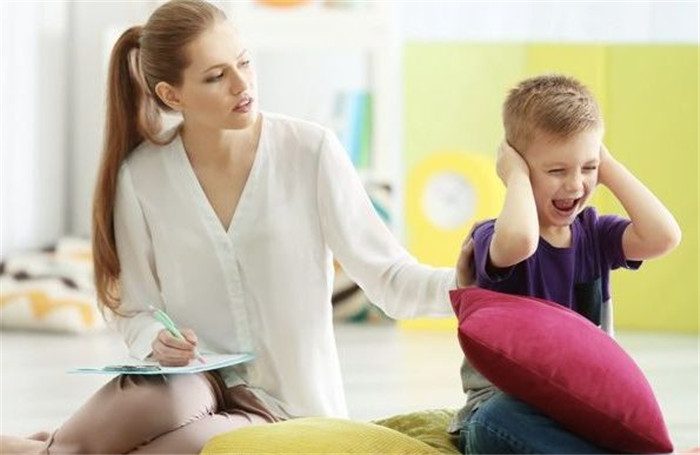 孩子爱玩不听话教你一招,孩子爱玩手机不给就哭闹视频