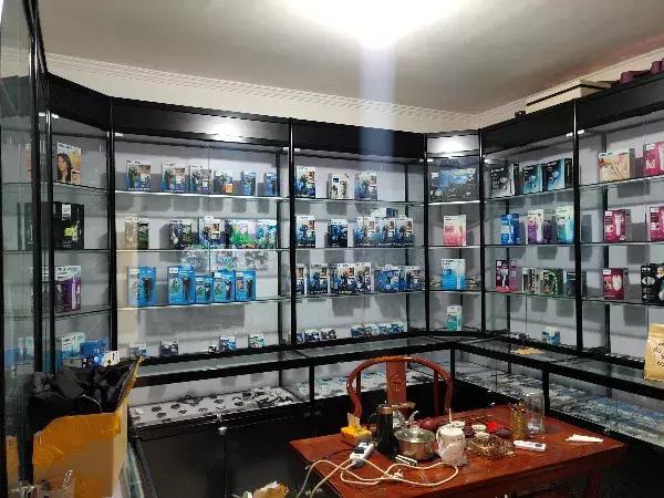 卖给你成本十几块的假飞利浦剃须刀后，他们住进了1000万的别墅