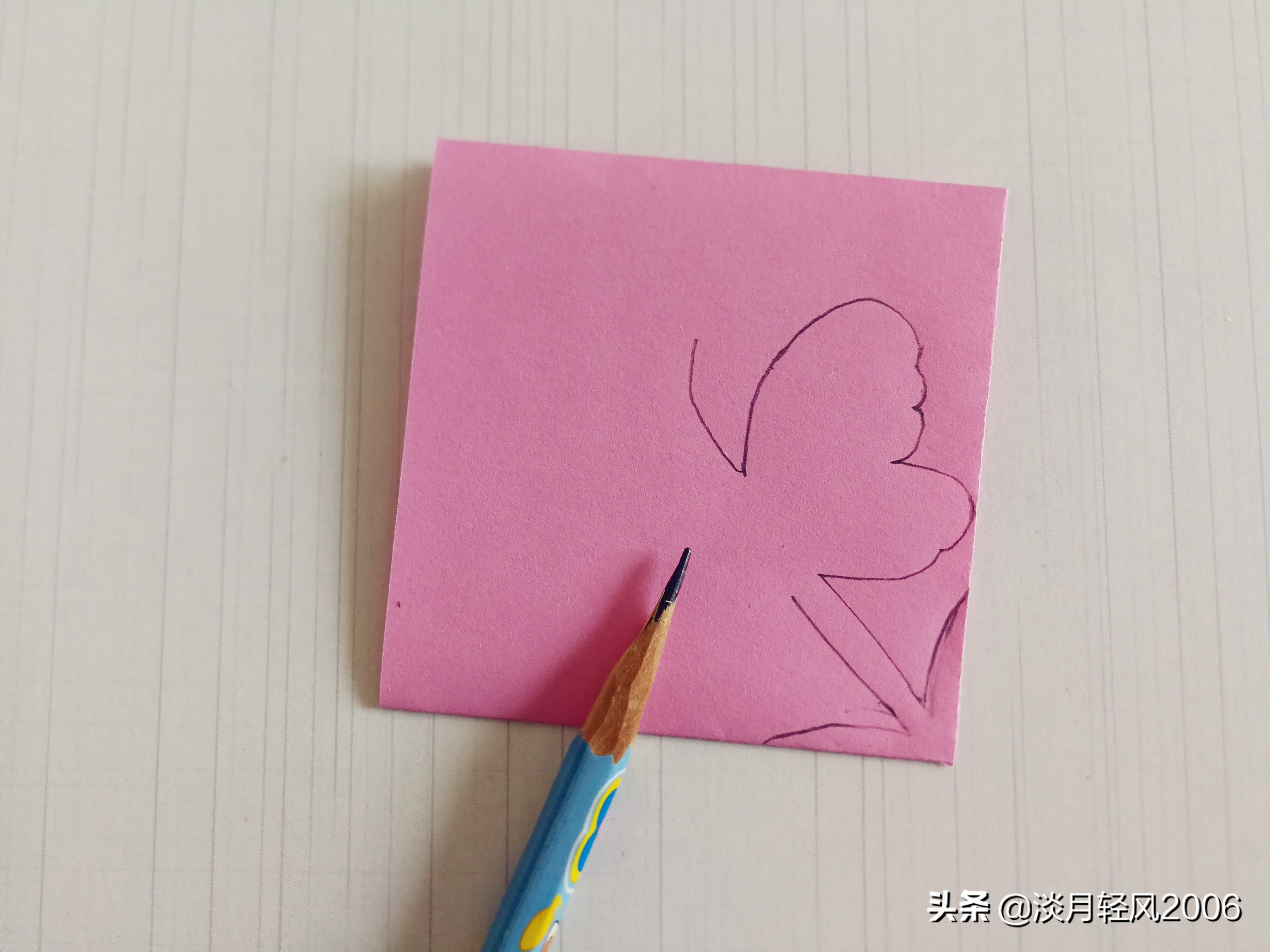 用正方形彩纸折一个蝴蝶会动的,怎样用正方形的卡纸折一个蝴蝶