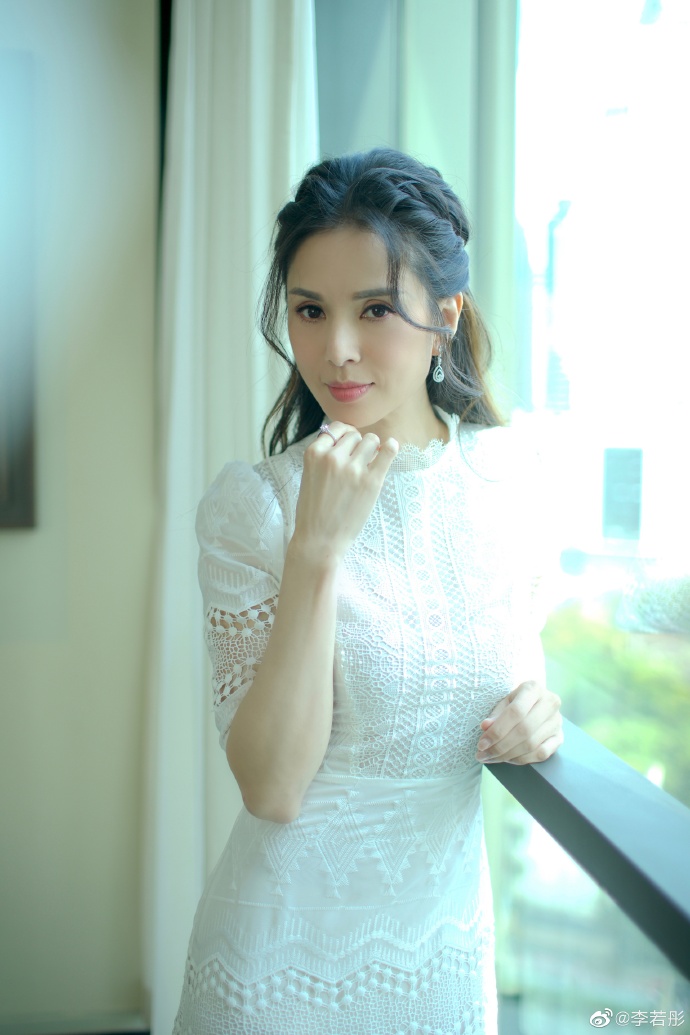 52岁李若彤素颜照片,52岁李若彤难逃美人迟暮惊艳全网