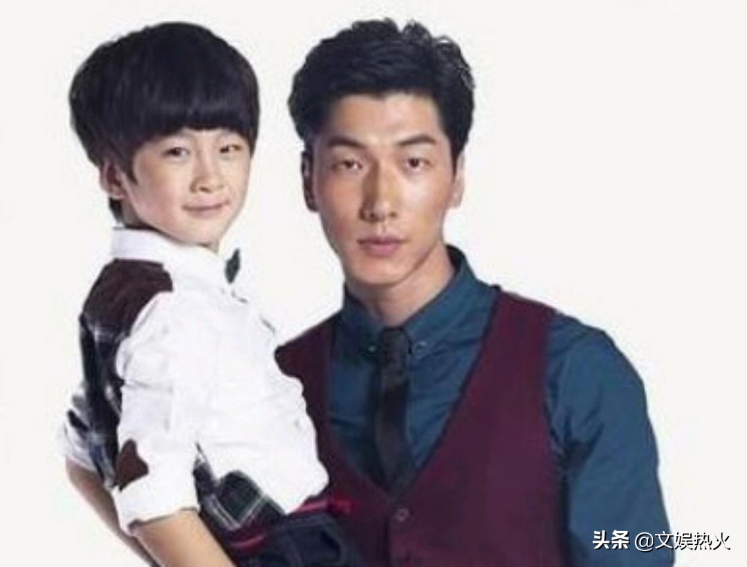 父女亲吻该不该？贝克汉姆和小七公然亲吻，张亮保护女儿不亲嘴