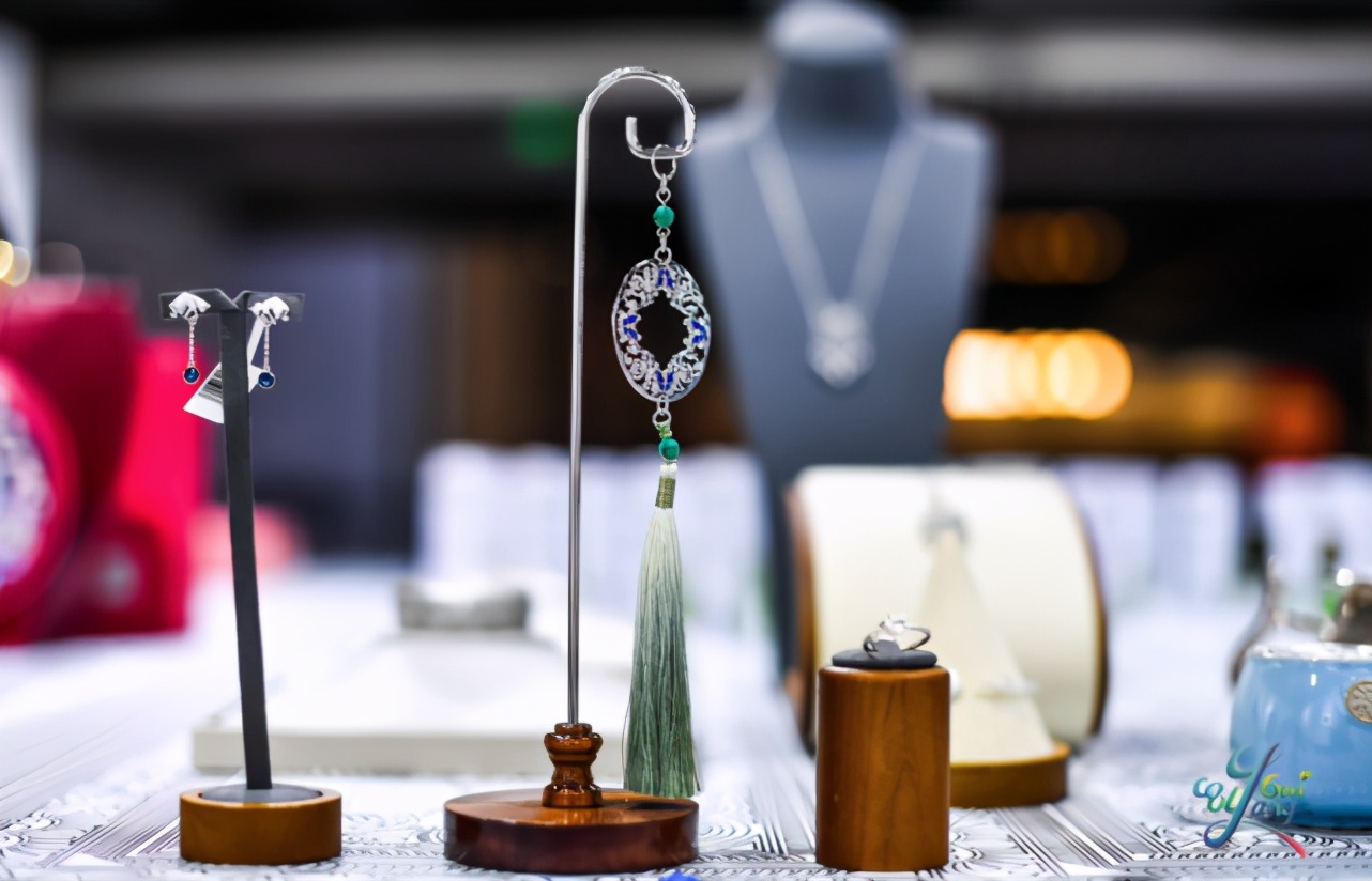 多彩进博会：老干妈走上时装周、苗绣碰撞爱马仕、贵银遇见…