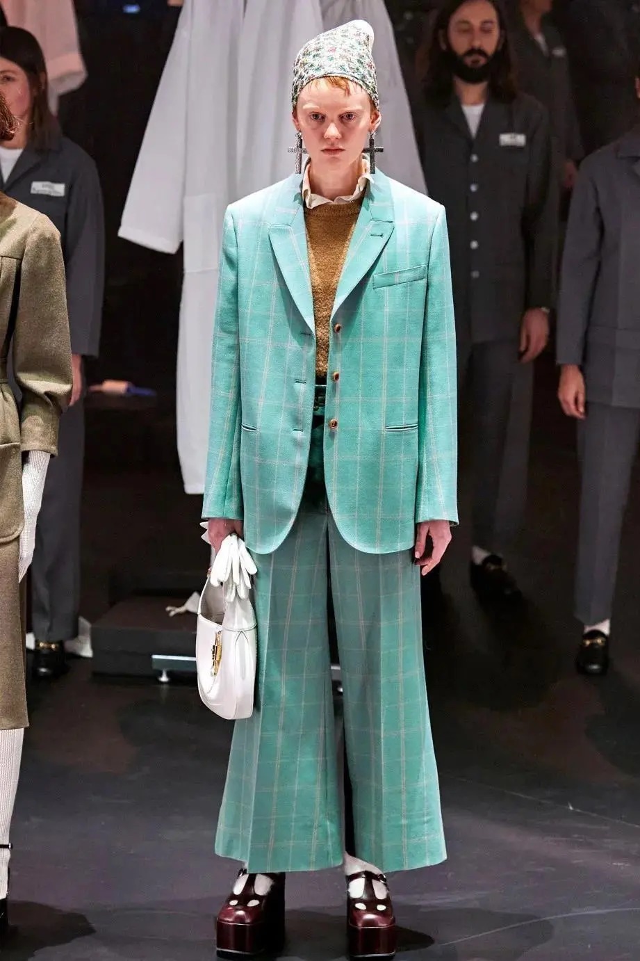 超级显白的色系穿搭快get起来吧,今年流行的亮色系穿搭叫什么