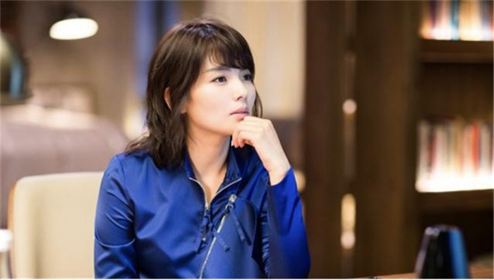 今年最流行的烫发发型40岁女人,短发烫发2021流行发型40-50岁