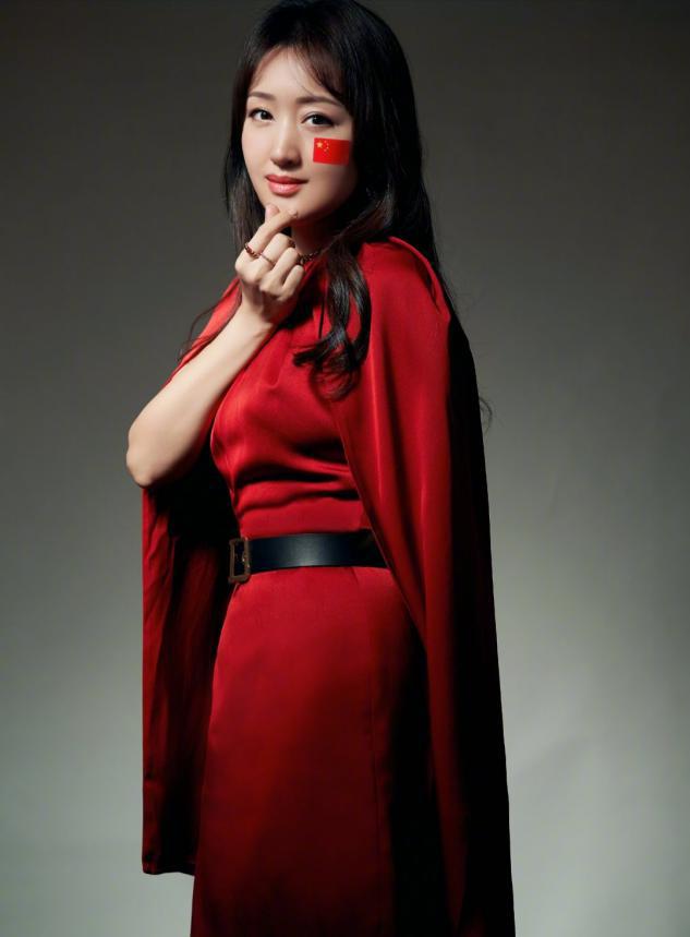 杨钰莹穿羽绒服的照片,杨钰莹穿搭夏天气质套装