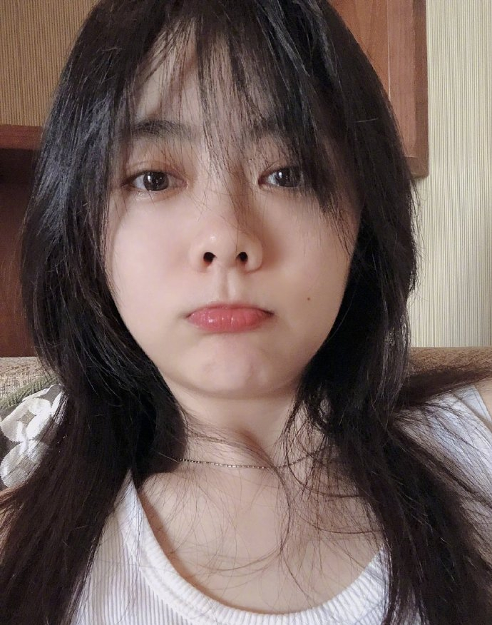 谭松韵戴火了的蝴蝶结发夹,谭松韵真的特别童颜吗