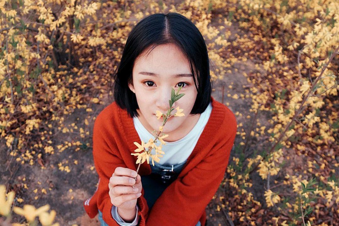 为什么才二十多岁会有白头发啊,二十多岁的年纪怎么会有白头发