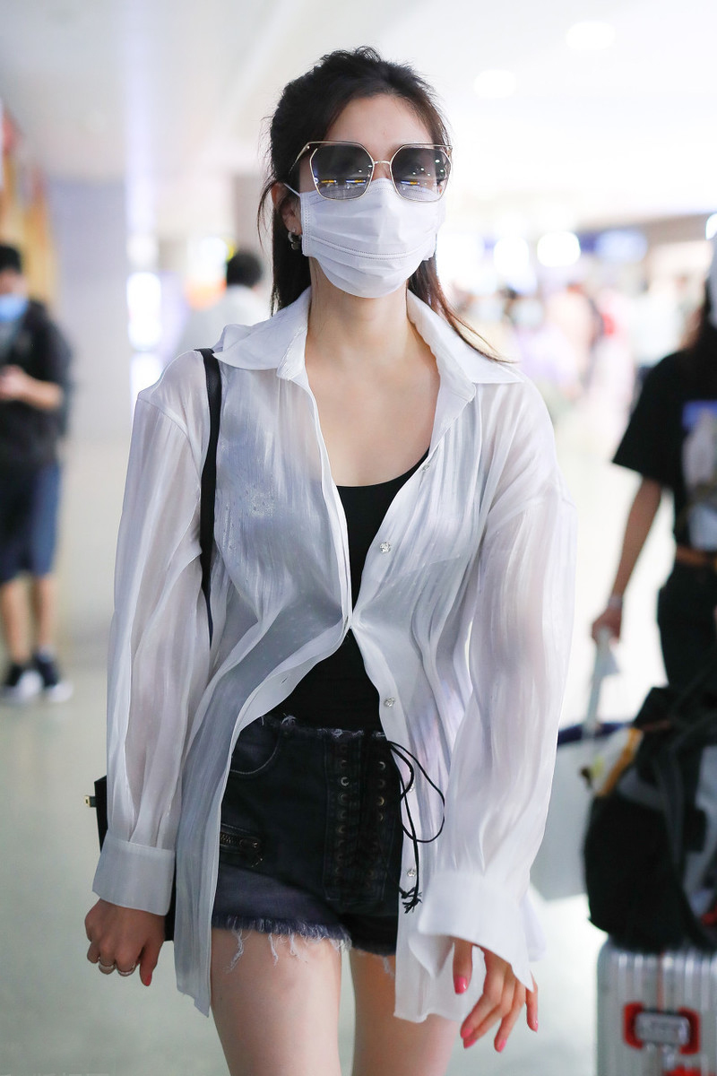 江疏影皮衣配衬衫耍酷,女士的法则江疏影绿衬衫