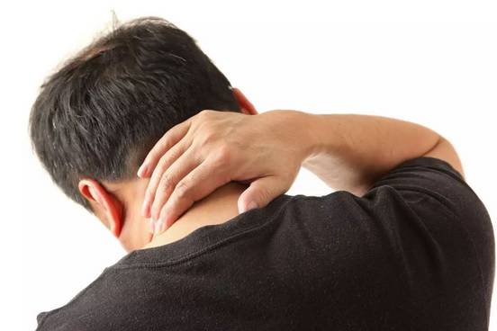 哑铃推举常出的错误,哑铃推举做几组就力竭