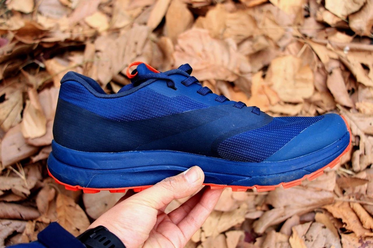 公认脚感最好的户外鞋始祖鸟,始祖鸟越野跑鞋高帮灰色