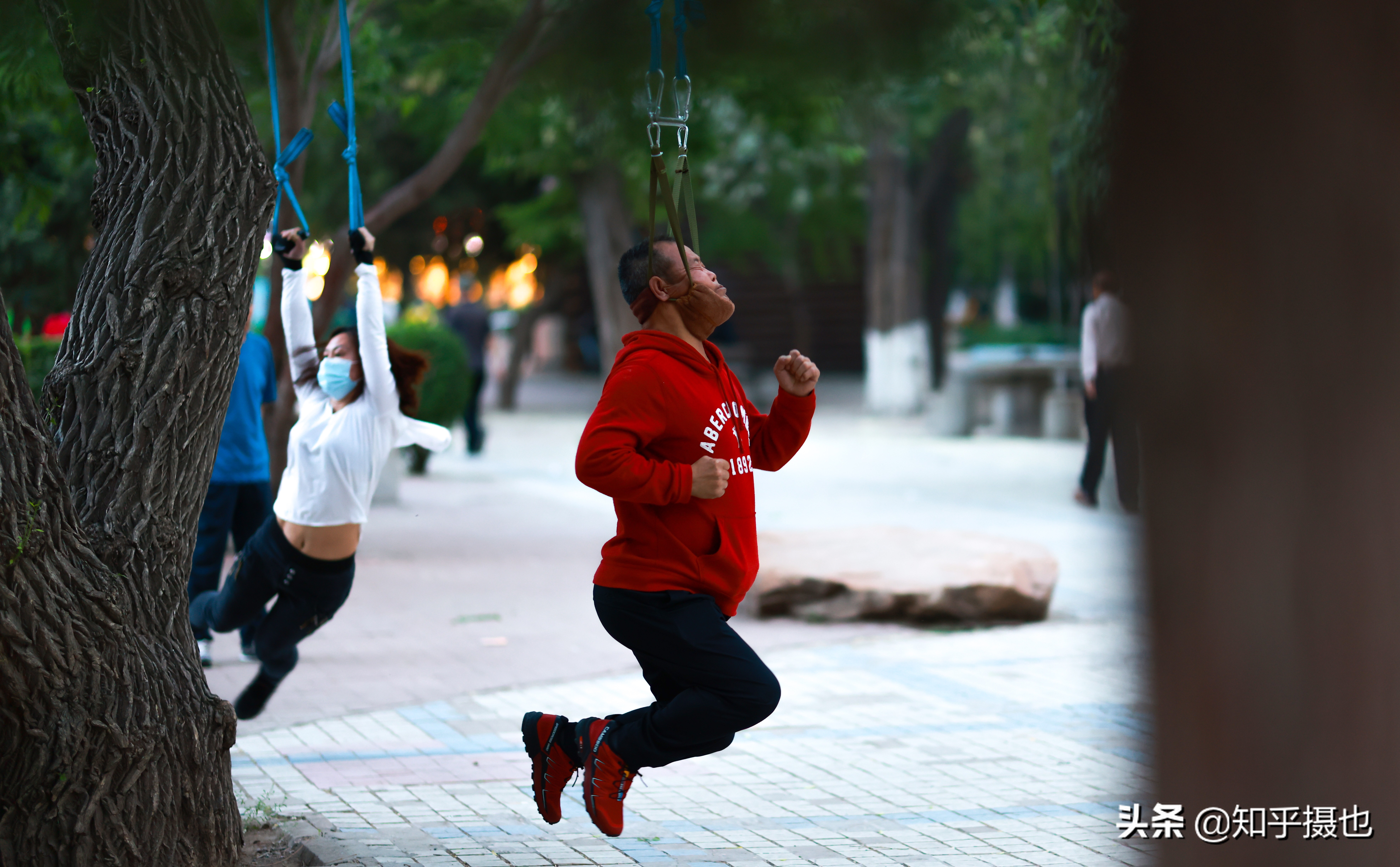 吊脖子健身治颈椎病，你敢前来一试不？