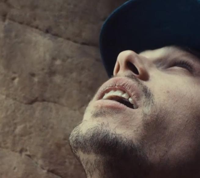 又渴又疼！手臂被石头卡住五天五夜？这部电影告诉你如何断臂求生