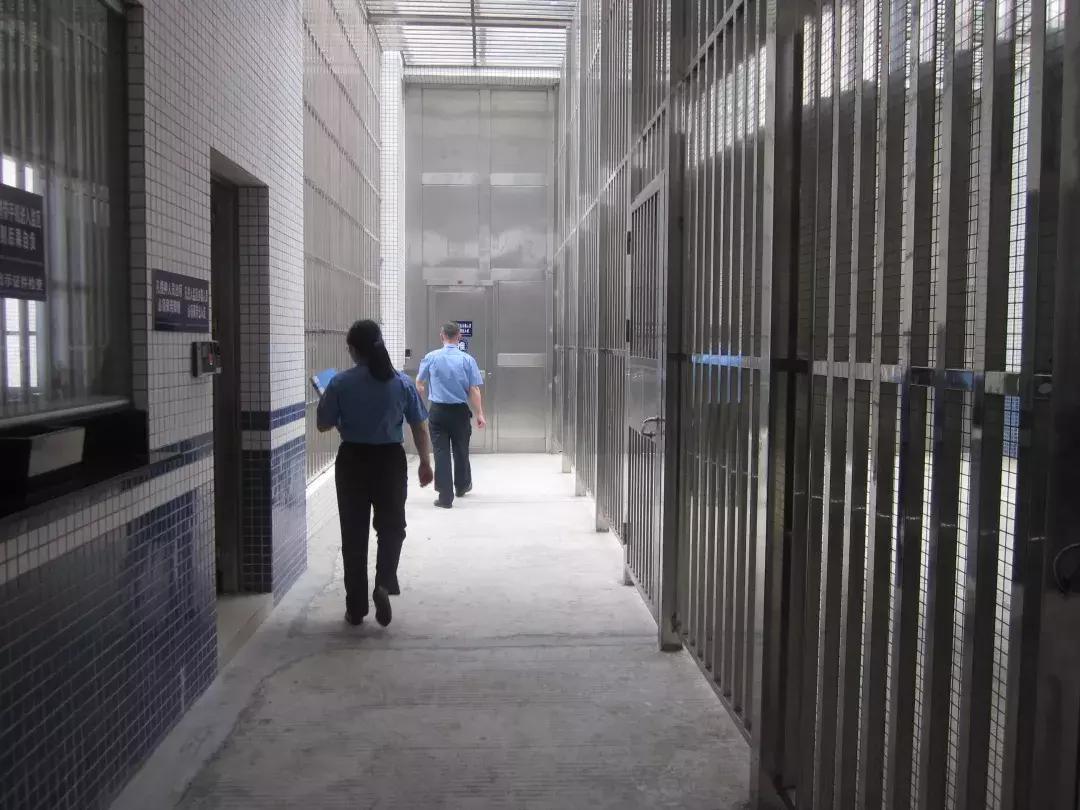 进入“高墙”内的世界,他们的一天工作开始了…