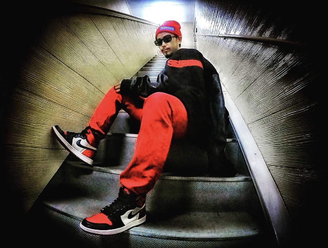 为什么aj1黑紫色是皮革的,为什么aj1有些鞋的底色是黄的