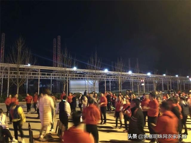 全靠8根钢柱支撑的玻璃栈道你敢挑战吗？保定狼牙山泽疆公寓酒店