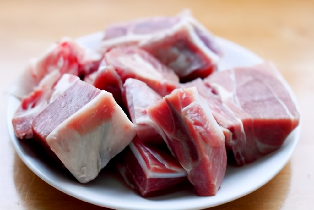 羊肉要怎样洗才没膻味又好吃,焯水羊肉的正确方法