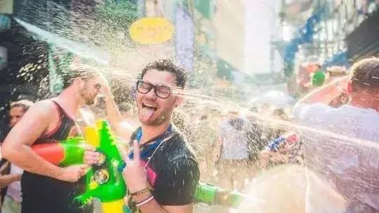 泰国泼水节爆发枪战,泰国泼水节
