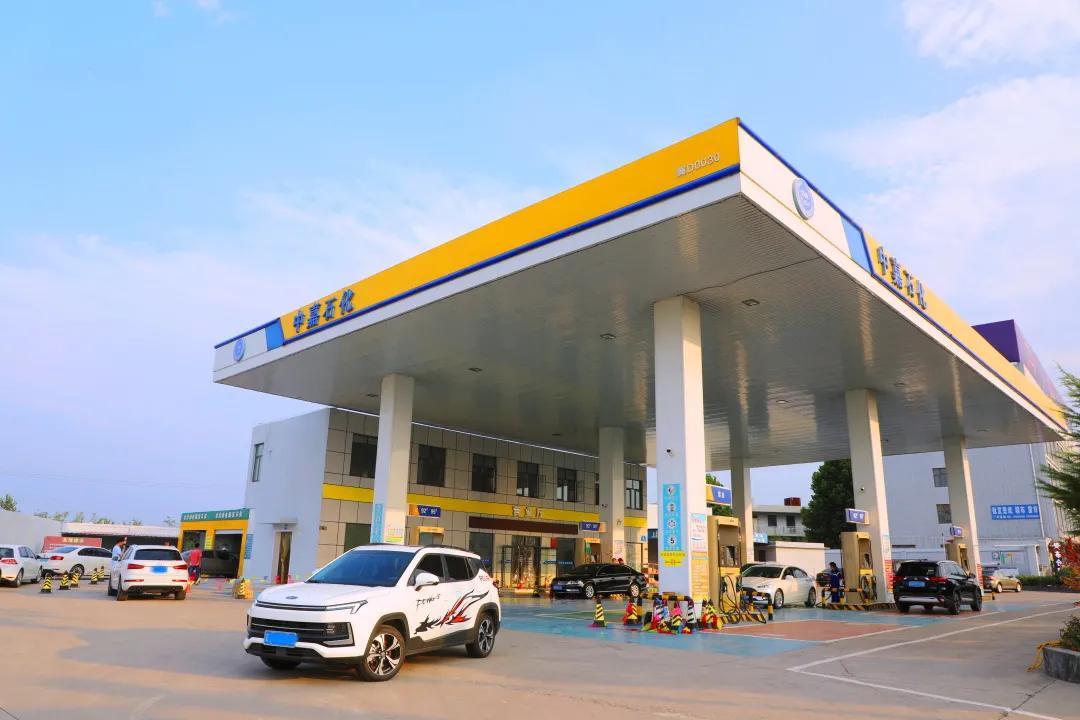 亮了!靓了!更有量了!峰峰“老旧小”加油站穿上了“新衣”