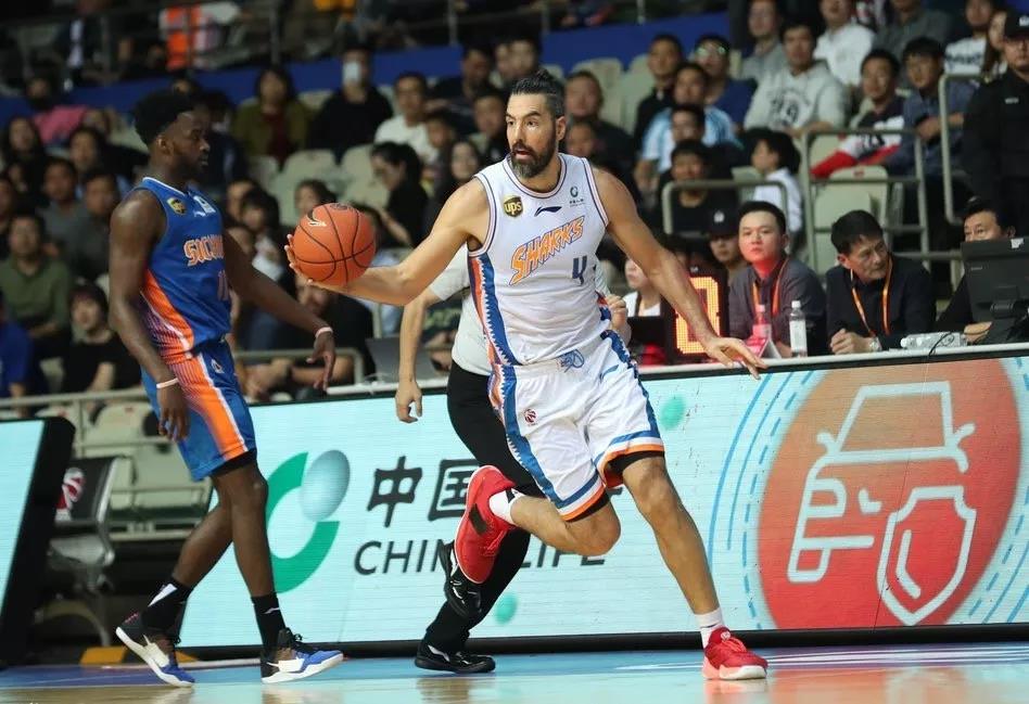 cba赛场再现争议一幕,cba赛场上用过的篮球值钱吗