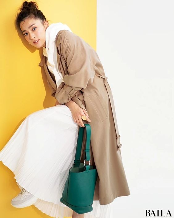 卡其同色系搭配秋冬,卡其和白色哪个更适合黄皮