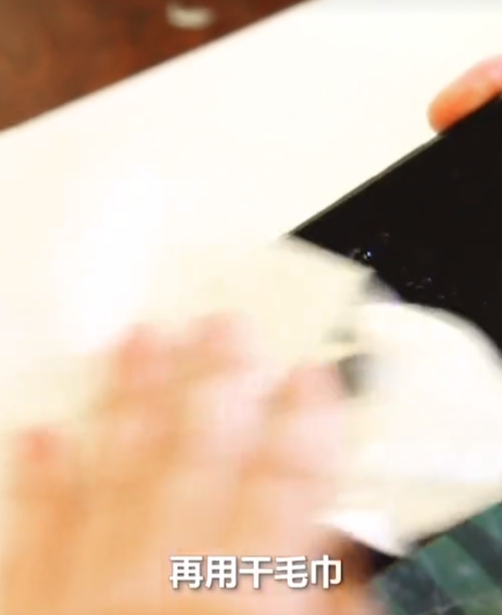 生活小妙招：手机掉进水里，这样做迅速除湿，保证手机完好无损！