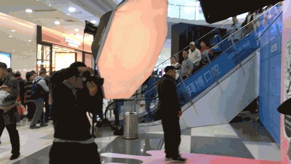 百度在上海再开快闪店！能和机器玩变脸，还能给自己做表情包！