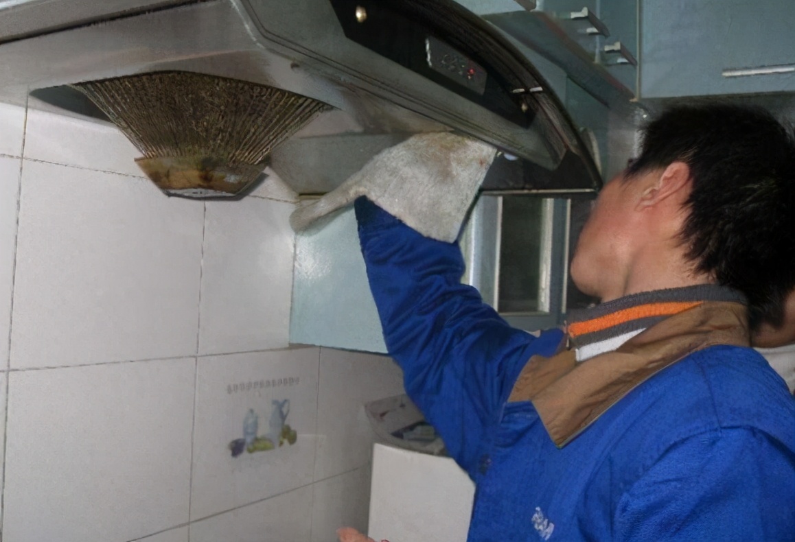 油烟机怎么拆下来清洗方法与技巧,新买的油烟机怎么保洁清理