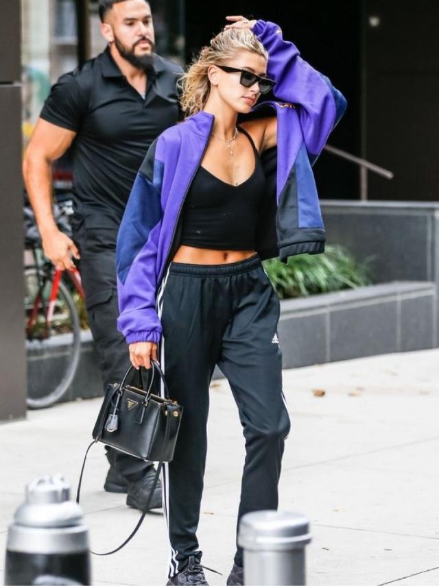 秋瓷炫穿红色裙子扎个黄色宽腰带,秋瓷炫身材好吗