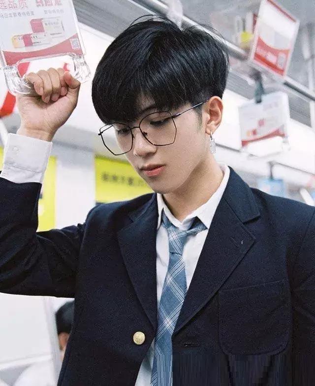 剪平头剪出了校草,平头成熟男生发型2020流行发型
