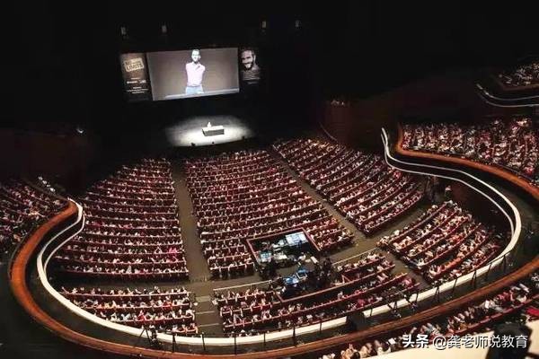 没有四肢的生命斗士,他没有腿但他却能坚强地站起来