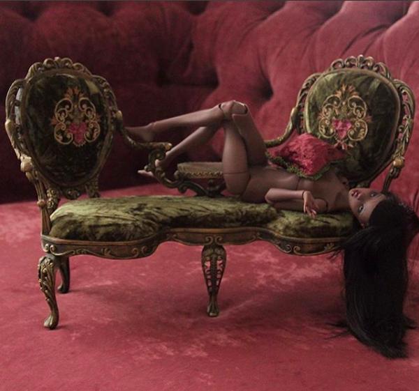 老爸酷爱芭比娃娃?微缩家具做到痴迷!