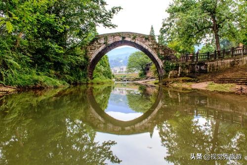 依山傍水，田园小丘，木屋为舍，石板铺街，四川雅安上里古镇